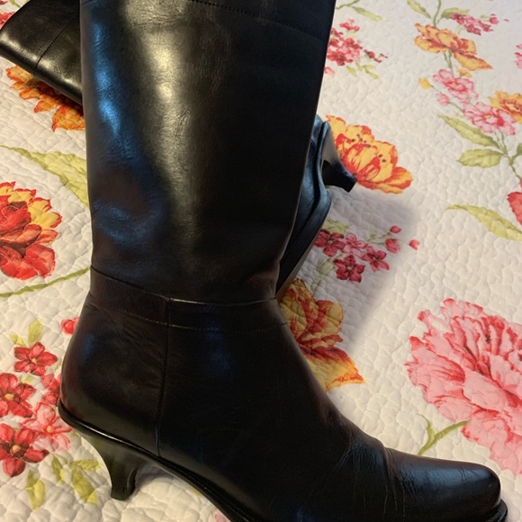 Prada Soft Leather Black boots with Kitten heels - Picture 9 of 16